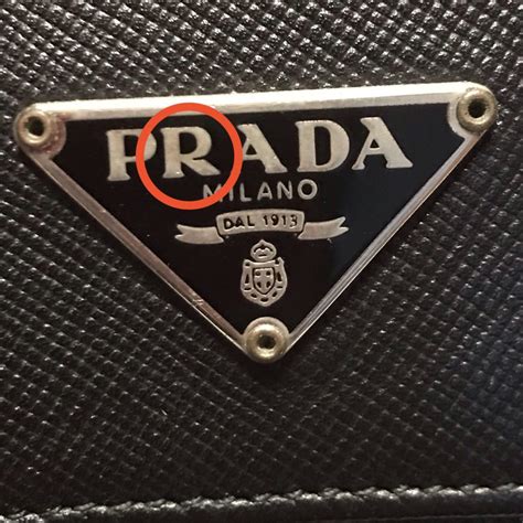 プラダ 本物と偽物の見分け方【PRADA ロゴ編】.